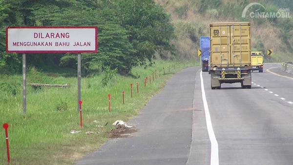 Inilah Alasan Anda Tak Boleh Sembarangan Berhenti Di Bahu Jalan Tol