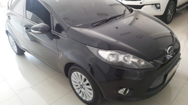 Beli mobil  Ford Fiesta warna  Hitam  bekas baru harga  nego 