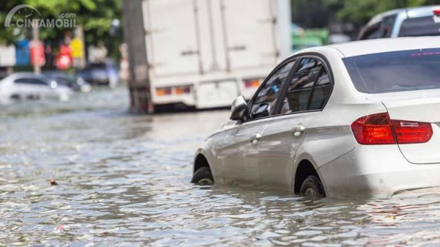 Sistem Keamanan Mobil Listrik: Amankah Mobil Listrik Ketika Menghadang Banjir?