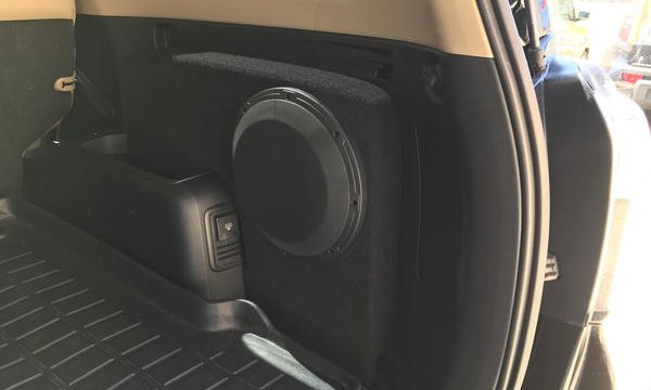 Ingin Audio Mobil Kesayangan Lebih Optimal Tanpa Korbankan Ruang Kabin? Pasang Subwoofer Aktif Solusinya