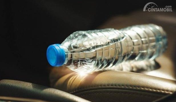 Amankah Air Botol Plastik Di Taruh Dalam Mobil? Ini Jawaban Peneliti