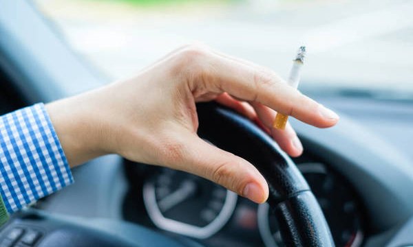 Selain Buruk Buat Kesehatan, Ini Efek Negatif Merokok Di Dalam Mobil