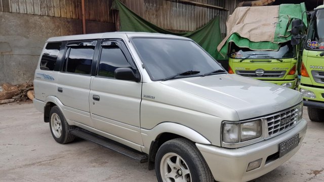 Beli mobil Isuzu Panther 2000 bekas, baru dengan harga murah kualitas baik