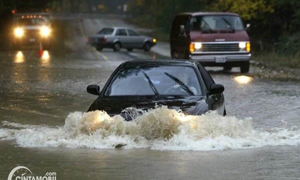 Jika Nekat Menerjang Banjir, Klaim Asuransi Mobil Ditolak!