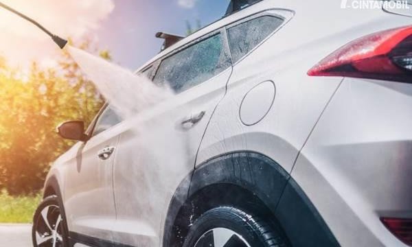 Ancaman Ini akan Muncul Jika Malas Cuci Mobil Setelah Terkena Hujan