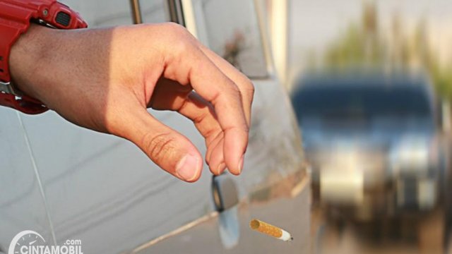 3 Bahaya Besar Membuang Puntung Rokok Dari Dalam Mobil