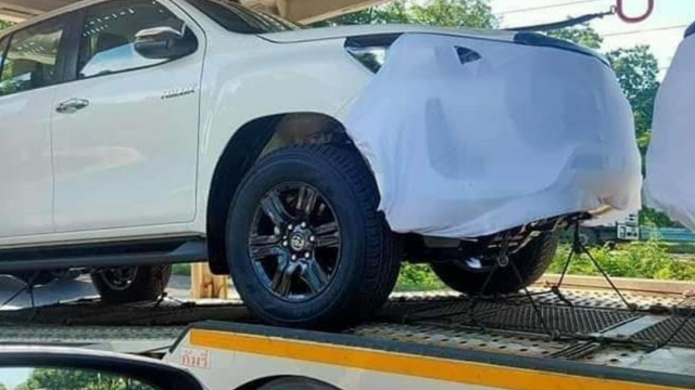 Besok Meluncur, Tampilan Toyota Hilux Facelift Sudah Bocor