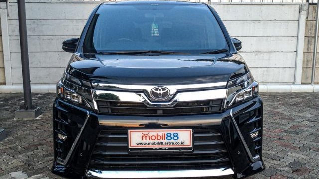 Bursa jual beli mobil bekas Toyota Voxy 2017 termurah 