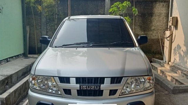 Jual mobil  Isuzu Panther harga  dari Rp 95  juta sampai Rp 