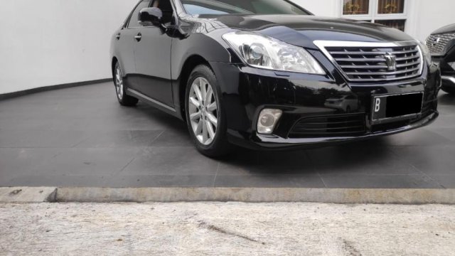 Toyota Crown Royal Saloon 2010