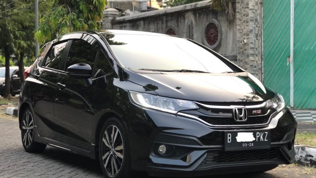 mobil honda jazz hitam