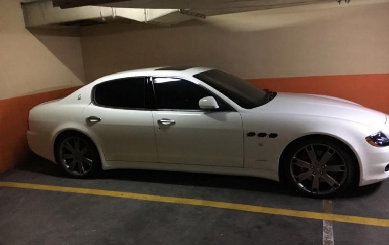 Jual mobil Maserati Quattroporte 2010 Automatic