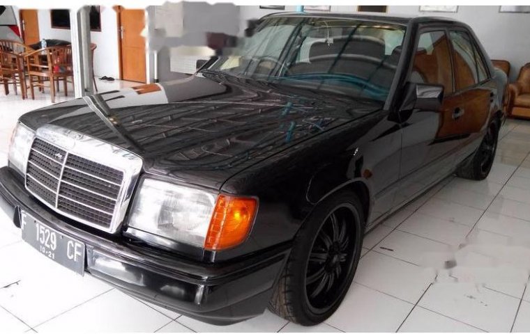 Dijual mobil Mercedes-Benz 230E 2.3 Manual 1989 Sedan