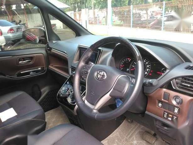 Toyota Voxy 2.0 AT 2017 Dijual