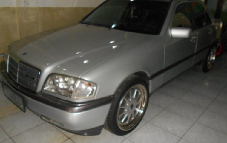 Mercedes-Benz 200 2.0 Manual 1995