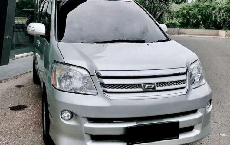 Toyota Noah 2005 dijual