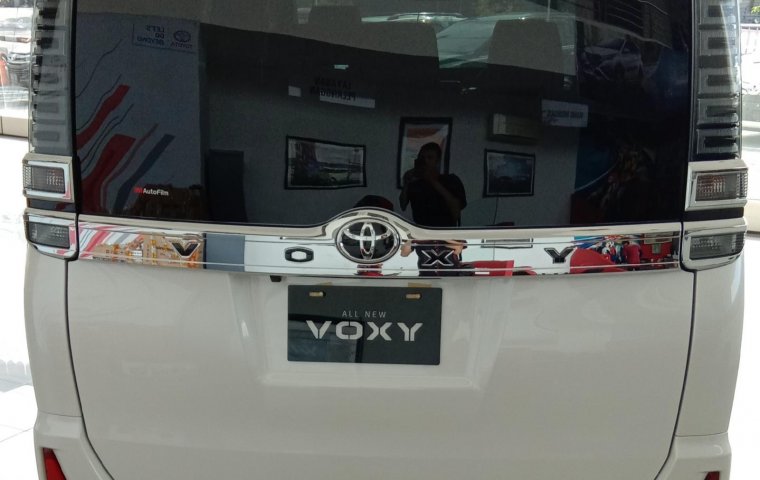 Jual Mobil Toyota Voxy 2018