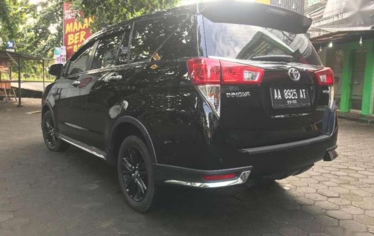 Toyota Venturer  2017 Hitam