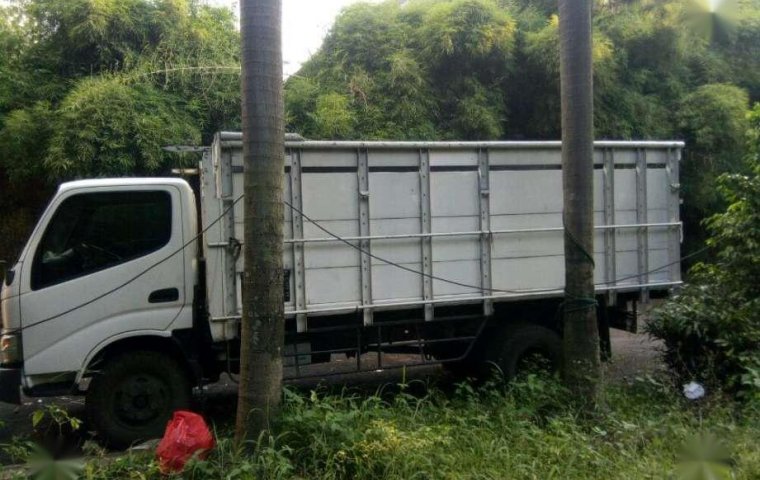 Toyota Dyna Manual 6R CHASIS 110 PS FT 2010 harga murah