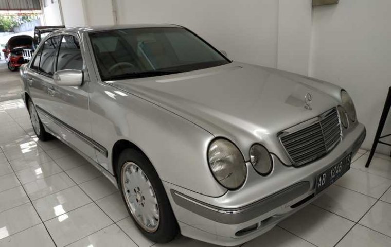 Jual Mobil Mercedes-Benz E-Class 260 2002