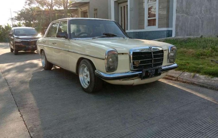 Mercedes-Benz 200 1975 dijual