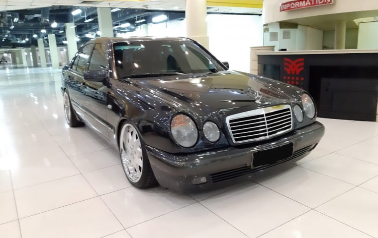 Jual mobil bekas Mercedes-Benz E-Class E 230 1997 dengan harga murah