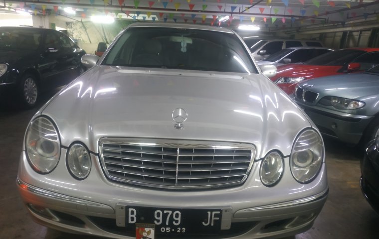 Jual mobil Mercedes-Benz E-Class E 240 2003