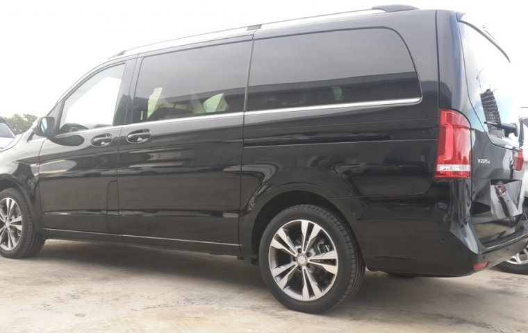 Mobil Mercedes-Benz V-Class V 220 LWB 2018 dijual 