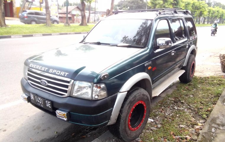 Mobil Ford Everest XLT 2004 dijual 