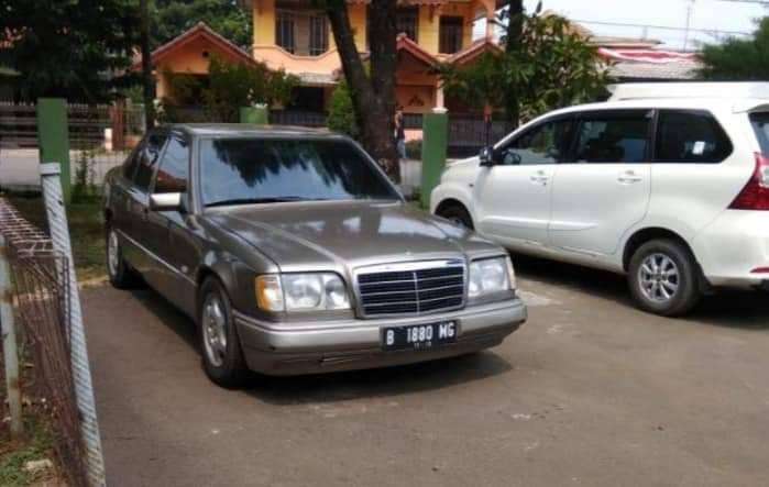 Mobil Mercedes-Benz 300E 1989 dijual, Jawa Barat