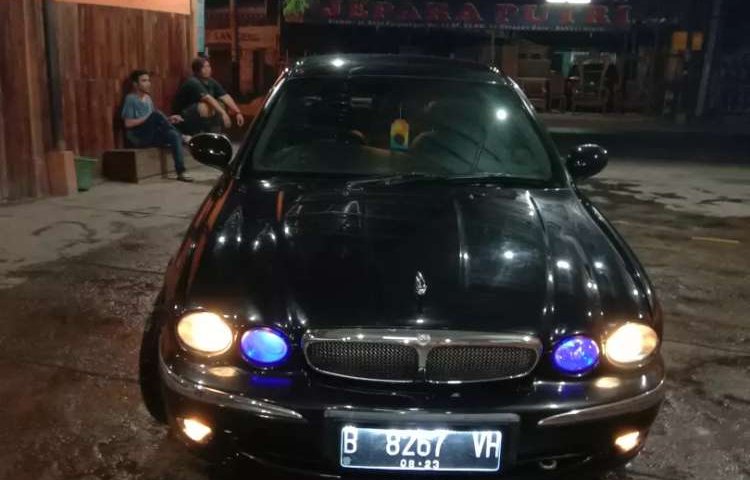 Jawa Barat, Jaguar X Type 2002 kondisi terawat