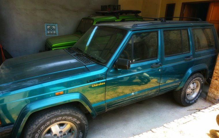 Jual mobil Jeep Cherokee Limited 1996 murah di Sulawesi Tengah 
