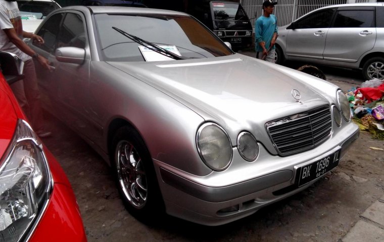 Jual mobil bekas murah Mercedes-Benz E-Class E 260 2001 di Sumatra Utara