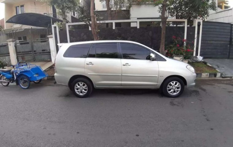 Jual Toyota Kijang Innova V 2005 harga murah di Jawa Timur