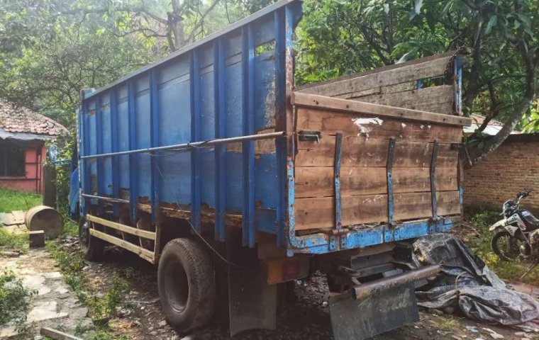 Mobil Toyota Dyna 2004 terbaik di Jawa Barat