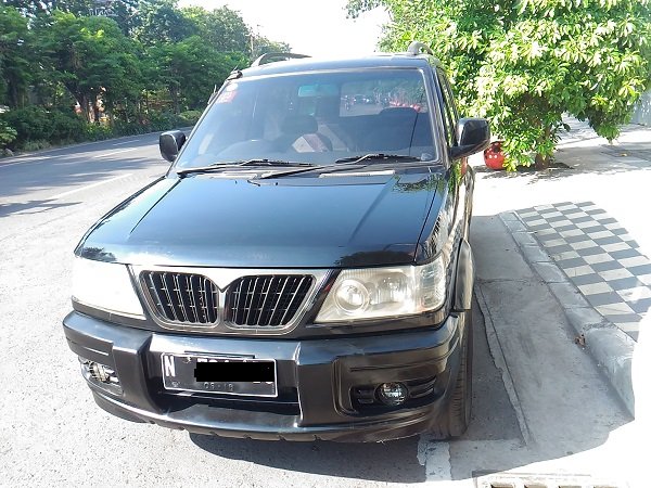 Jual mobil Mitsubishi Kuda Grandia 2004 harga murah di Jawa Timur 