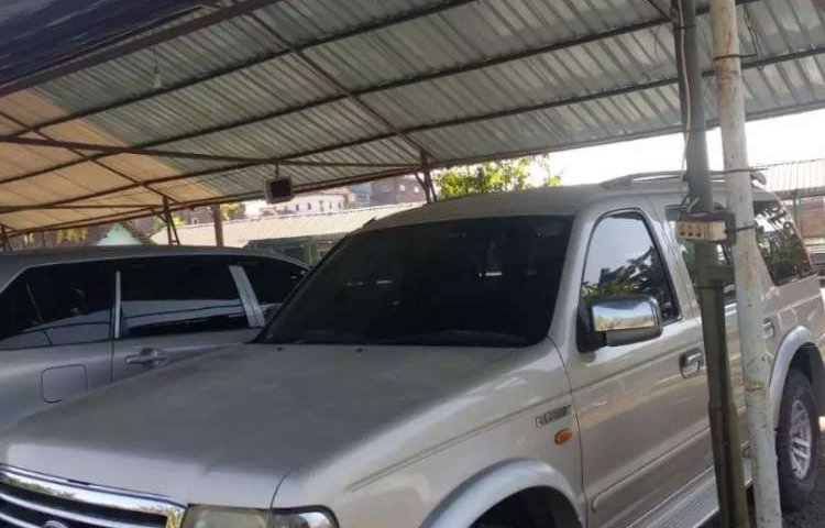 Jawa Timur, jual mobil Ford Everest XLT 2004 dengan harga terjangkau