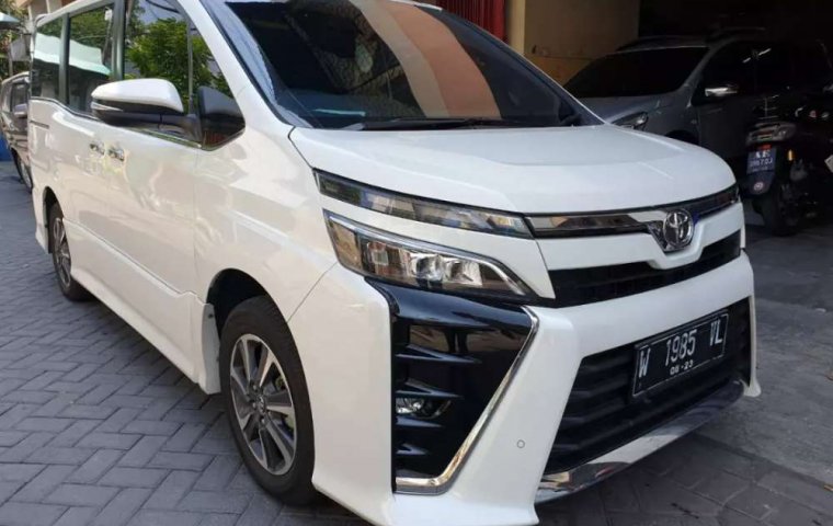 Mobil Toyota Voxy 2018 terbaik di Jawa Timur