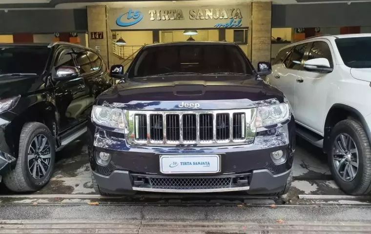 Jual mobil Jeep Grand Cherokee Overland 2011 dengan harga murah di Jawa Barat 