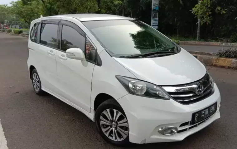 Jual mobil Honda Freed PSD 2011 dengan harga murah di Jawa Barat 