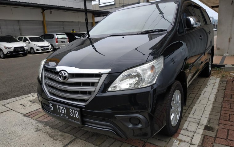 Jual mobil Toyota Kijang Innova E 2.0 MT 2014 terawat di Jawa Barat 