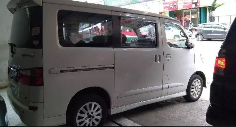 Jawa Barat, dijual mobil Daihatsu Luxio X 2012 bekas 