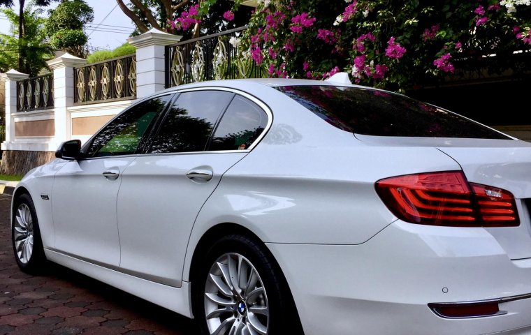Dijual cepat mobil BMW 5 Series 528i Luxury Lci Facelift 2015, Jawa Timur