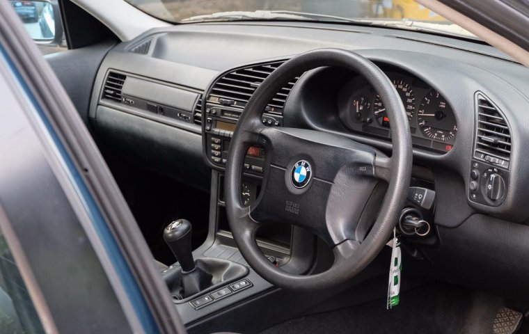 Dijual mobil BMW 3 Series 318i 1997 bekas, Jawa Barat