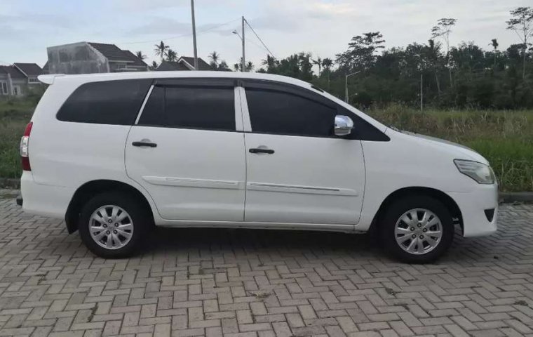 Jawa Timur, Toyota Kijang Innova E 2.0 2013 kondisi terawat