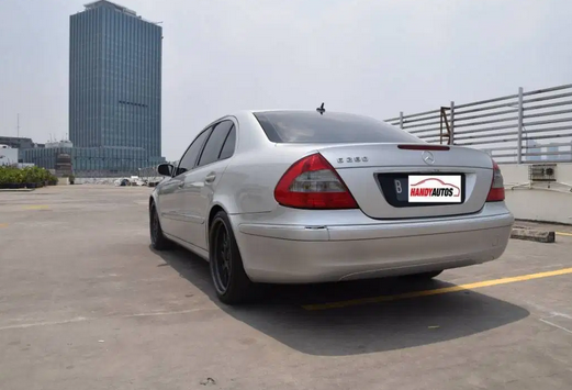 Dijual Cepat Mercedes-Benz E-Class 260 2005 di DKI Jakarta