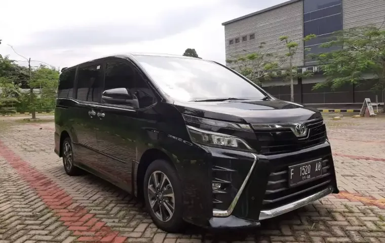 Jual Mobil Bekas Toyota Voxy 2017 di Bogor