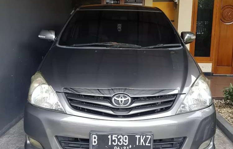 Mobil Toyota Kijang Innova 2011 2.0 G dijual, Jawa Timur