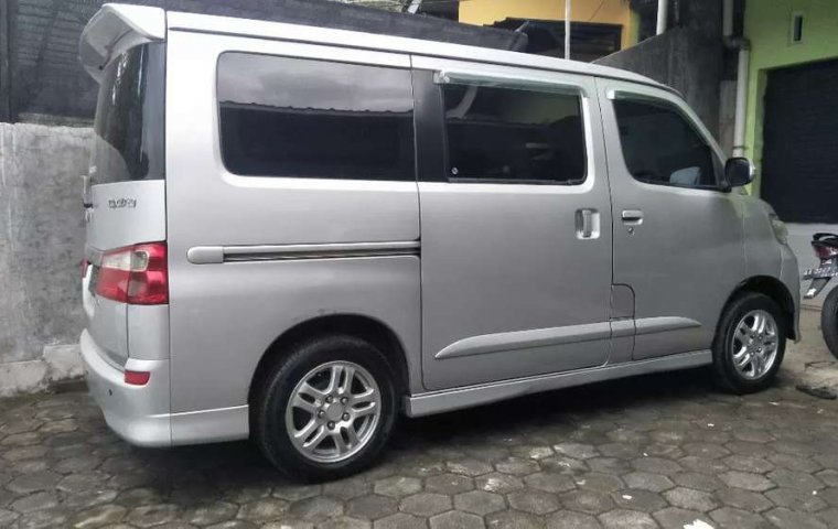 Jual cepat Daihatsu Luxio X 2011 di Jawa Tengah