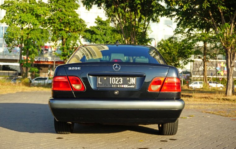 Dijual Mobil Bekas Mercedes Benz E230 2.3 AT 1997  New Eyes Hitam Surabaya